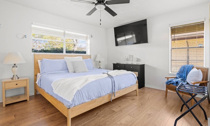 South Side House | Pool Table+King Bed+BBQ+GYM+ChalkWall+Horseshoes+ArcadeGames+Pancakes+Coffee