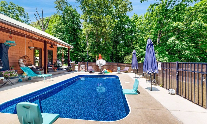 Muscle Shoals Apartment | Poolside guest house with ping pong & washer/dryer near Tennessee River