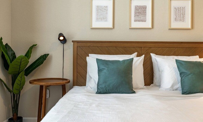 Carver City - Lincoln Gardens Apartment | ☀️Poolside Oasis☀️ 2/2 Dual King Heated Salt Pool