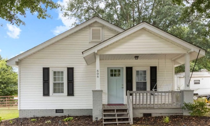 Greer House | Poplar Ranch- 1 mi to Downtown Greer, Walk to Park