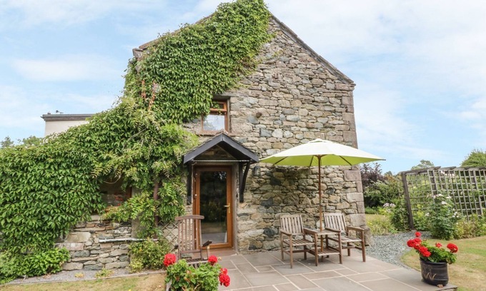 Penrith Cottage | POPPY COTTAGE, character holiday cottage, with a garden in Penruddock