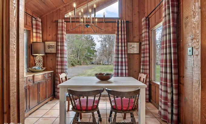 Uncertain House | Popular & Available -Cedar Wood Lodge w/Kayaks & Canoes, Outdoor Dining
