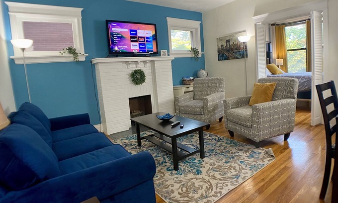 DeBaliviere Place Condo | Popular King + Queen Beds-Steps to Metrolink & Off-Street Parking