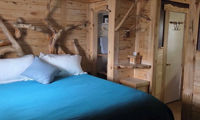 Cedaredge Cabin | “Porch Swings, Starry Skies, and Lodge Life You’ll Love” Unit 4 Cedaredge Lodge