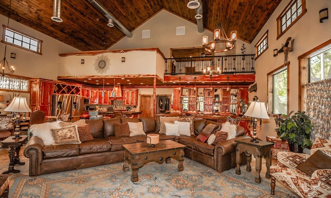 Concan House | Porter's Tree Haus, Exclusive Private Riverfront @Vacation Frio River "Hot Tub"