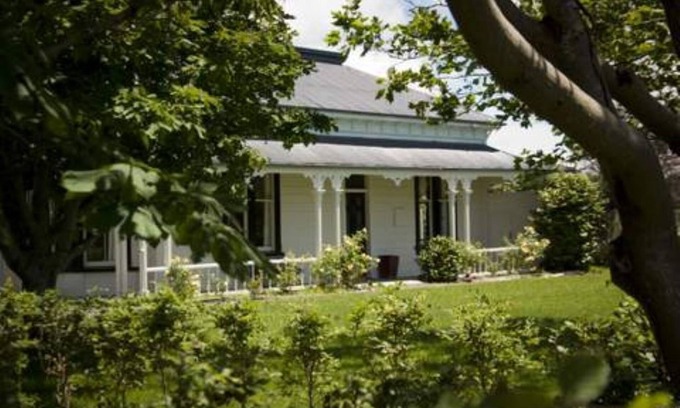 Martinborough House | Porters Vineyard . Great location on Kitchener Street, A short walk to town.