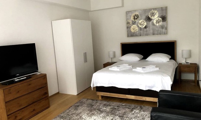 Sihlfeld Apartment | Posh 1 BR flat - city center and balcony (West3)