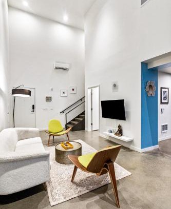 Downtown Apartment | Posh Lofty Pad in Central Redmond - 92 Walkscore!