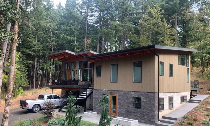 Hood River House | Post Canyon - Luxury oasis in Oregon's mountain bike capital.