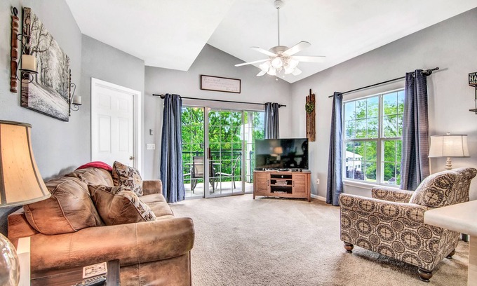 Branson Condo | Preferable Location Near Downtown Branson! Tons of Amenities! Come Hideaway!