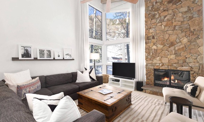 Aspen Condo | Premier Ski-In/Ski-Out Retreat | At Shadow Mtn Lift, Hot Tub Access, Cozy Fireplace, Aspen Slopesid