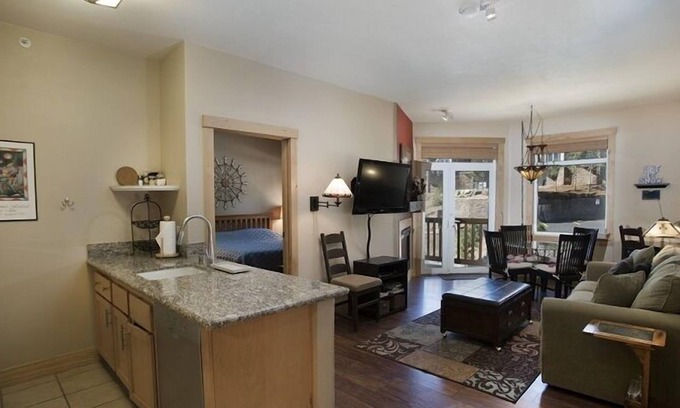 Mammoth Lakes Apartment | Premium 2 Bedroom 2 Bath Ski In Ski Out to Eagle Lifts