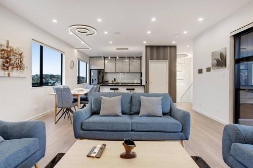 Orakei House | Premium Abode with Lift and Water Views