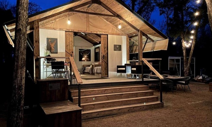 Bastrop Cabin | Premium Lakefront Cabin #1: The Armadillo (Austin)