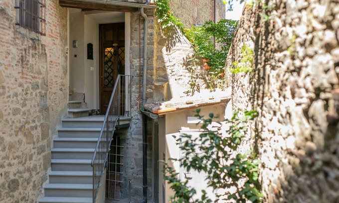 Cortona Old Town Apartment | Prestigious apartment with panoramic terrace, located in the center of Cortona.