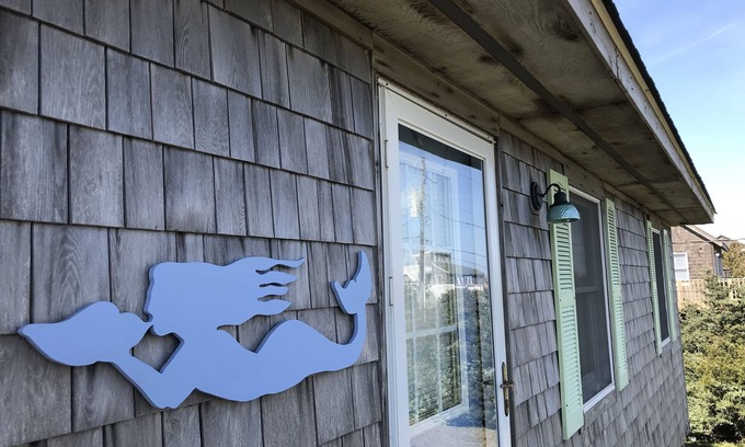 Palisade Acres Cottage | Pretty 3BR 2BA Oceanside Cottage w/Hot Tub, Short Walk to Beach, Linens Included