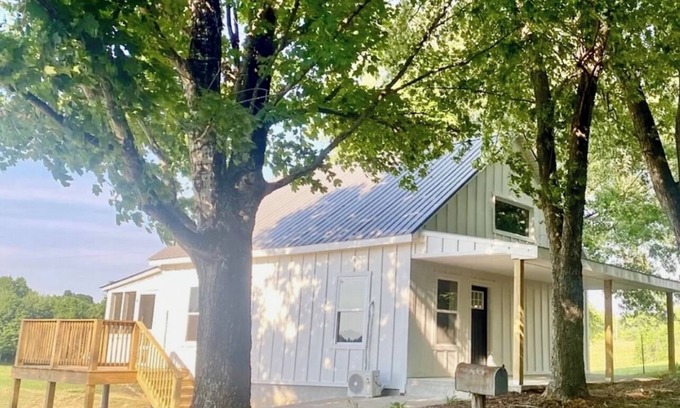 Frogue House | Pretty Cabin next to Dale Hollow State Park, with Boat Parking, 1 mile to Marina