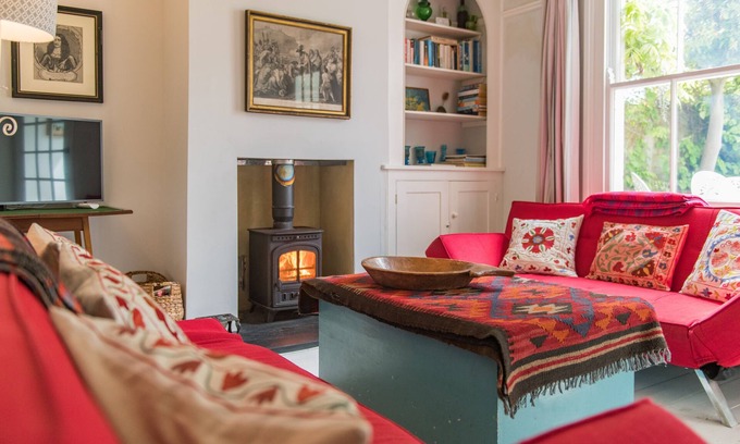 Deal Apartment | Pretty coastal fisherman’s cottage less than a minute walk from Kingsdown Beach.