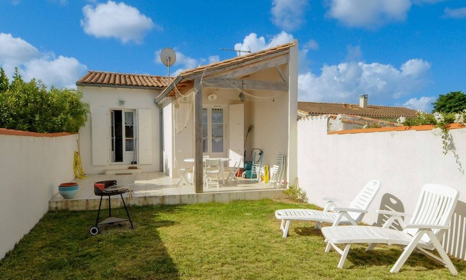 La Flotte House | Pretty house near the port with parking and garden