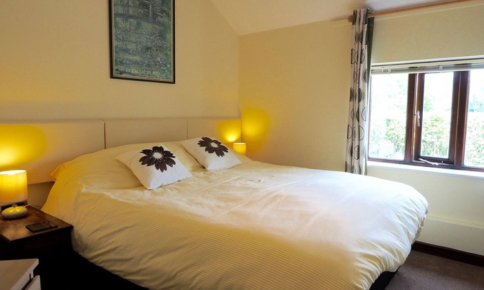 Cowbridge House | Pretty stone cottage near the village of Pendoylan