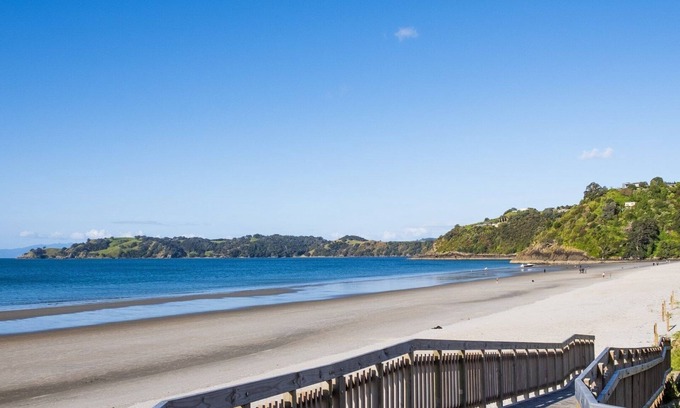 Onetangi House | Prime beachfront position on Waiheke Island.