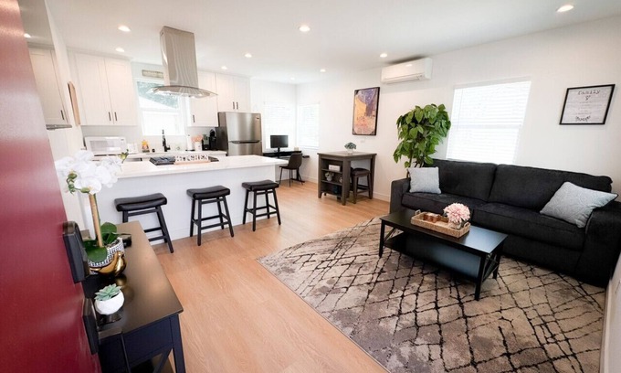 Burbank Apartment | Prime Burbank Location – New 1 Bedroom Near Studios, Dining, Museums & More!