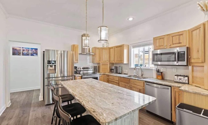 Indianapolis House | Prime Downtown Stay 4BR/3BA Walk to Stadiums Hot Tub + Game Room