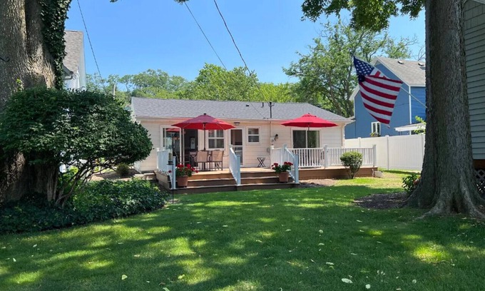 Saint Joseph House | PRIME LOCATION! 3 Bedroom, 1 Bath and free parking wrapped into this Lake Home Retreat!