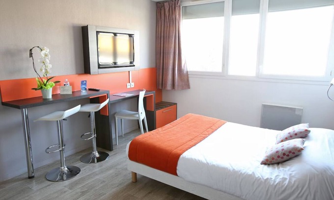 Chevilly-Larue Hotel | Prime Location Studio: Tramway Access for Downtown Visits