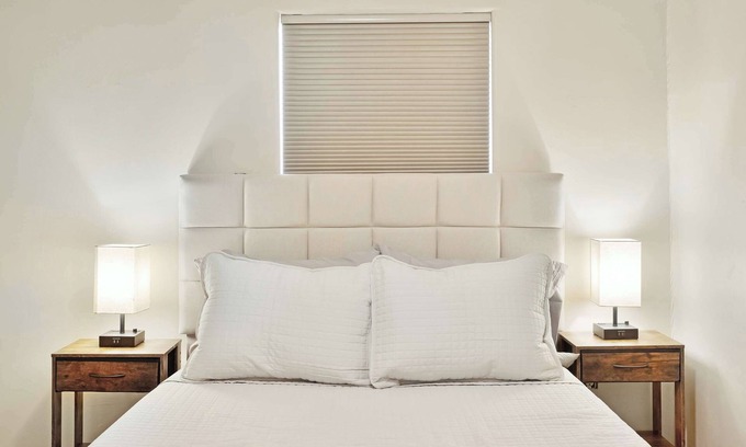 Sam Hughes House | Prime Location | Quick Access to Downtown & UofA