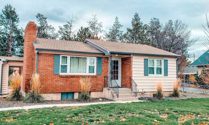 Morris Hill House | Prime Location: Spacious 3 BR 2 BA + 10 mins DT & BSU