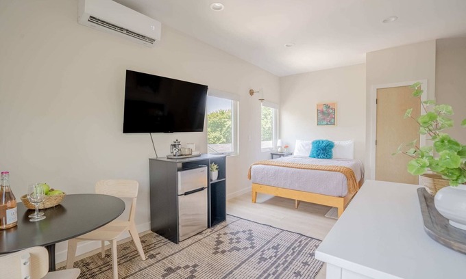 East MLK Apartment | Prime Location, SXSW, Monthly Stays - Daisy