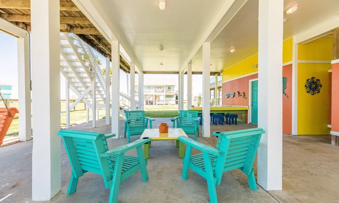 Port Bolivar House | Prime | Steps to Beach | Dog Haven | Fenced Yard