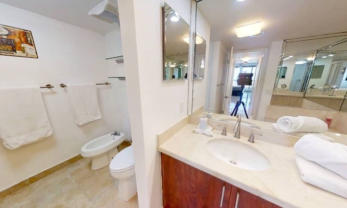 Edgewater Condo | *Prime Waterfront Condo Perfect for The Family!*