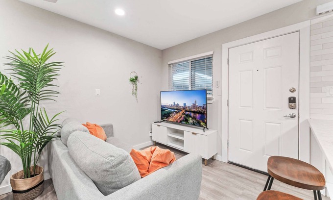 Highland Apartment | Prime West Downtown studio w/washer&dryer