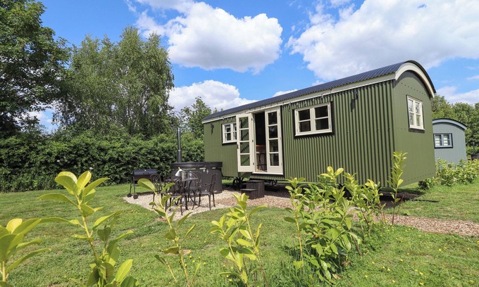 Ashby cum Fenby Cottage | PRIMROSE, pet friendly, character holiday cottage in Waltham