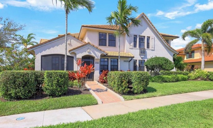 Naples House | Pristine 2 bedroom townhouse in Artesia!
