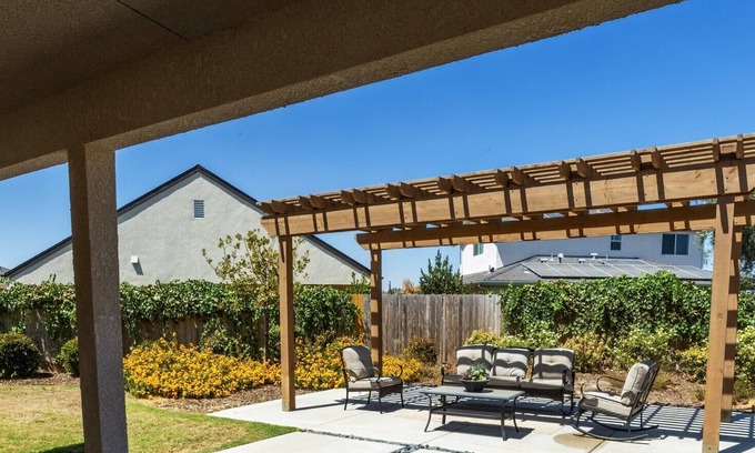 Hanford House | Pristine 3bed 2 bath bungalow in a safe suburban family friendly neighborhood.