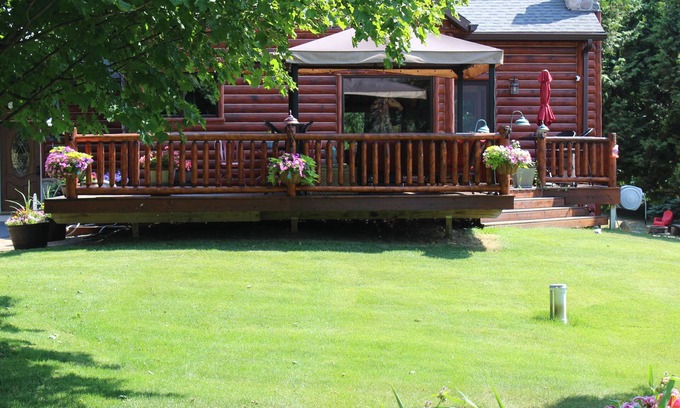 Mayfield House | Pristine log home with a western feel! It's not just a stay but an experience!