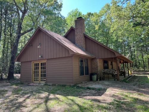 Avinger House | Priv Hidden retreat ATV trails spa fishing outdoor activities