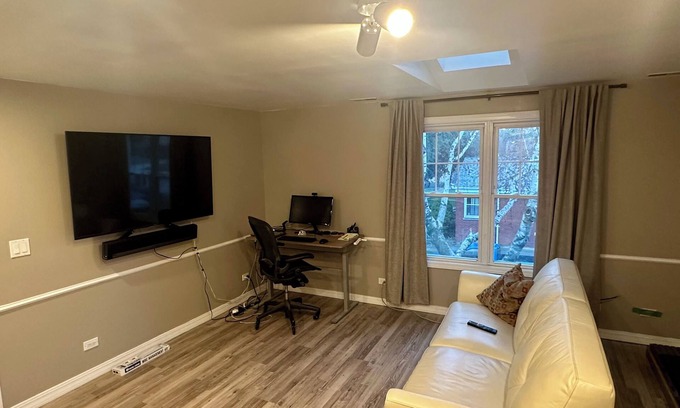 Jefferson Park Apartment | Private 1 bed/1bath w in-unit laundry in Jefferson Park!