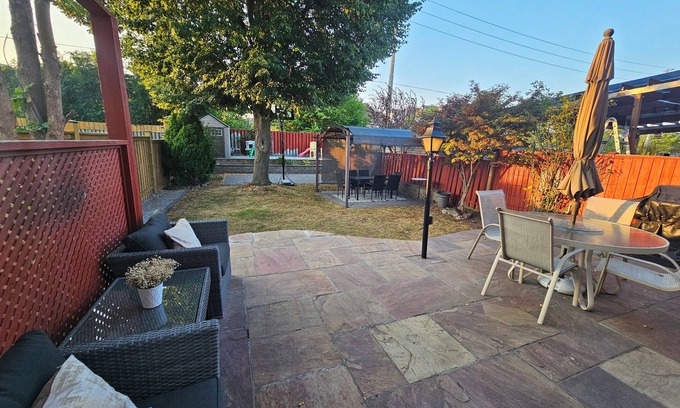 Dean Park Apartment | Private 1 Bedroom Ensuite Apartment