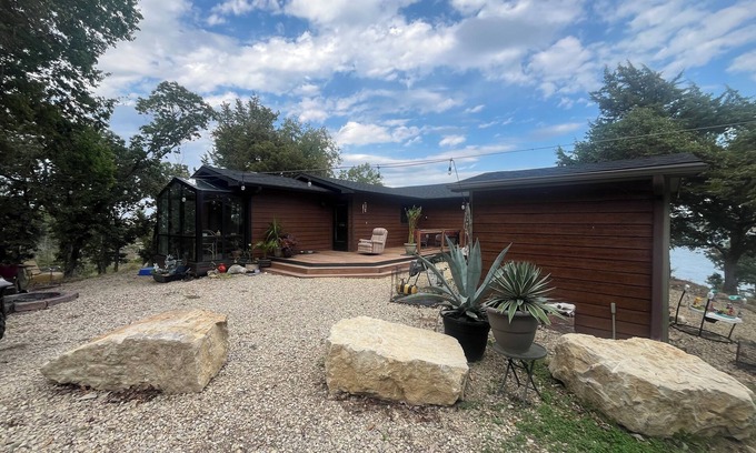 Fostoria Villa | Private 4-Bedroom Lakeside Retreat, Nestled in Woodlands in Manhattan