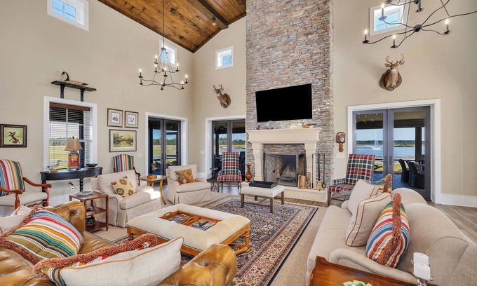 Nahunta Cabin | Private and Spacious 6-bedroom lodge on a lake