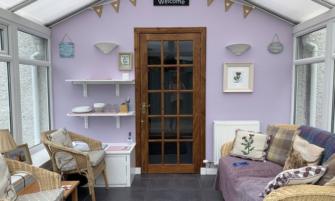 Lewiston Cabin | Private annex with 2 ensuite Bedrooms & parking near Loch Ness en route to Skye