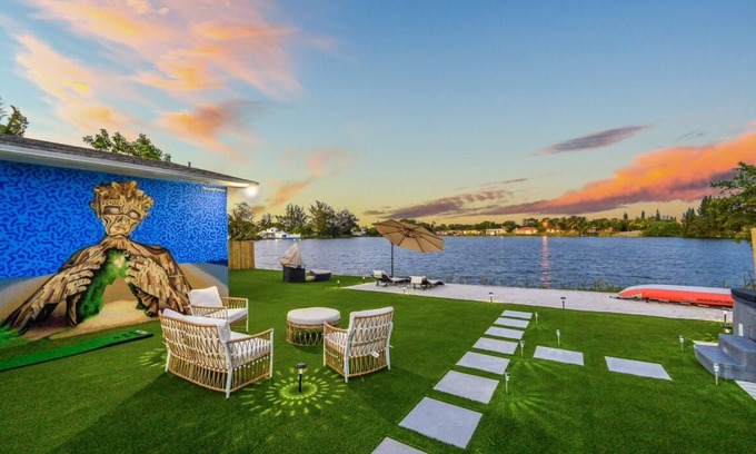 Seybold House | Private Beach Villa Miami with Hot Tub & BBQ, Ping Pong & Pool table