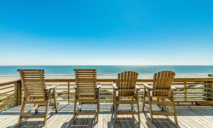 Gilchrist House | Private Beachfront 4BR | Spacious | Sleeps 16