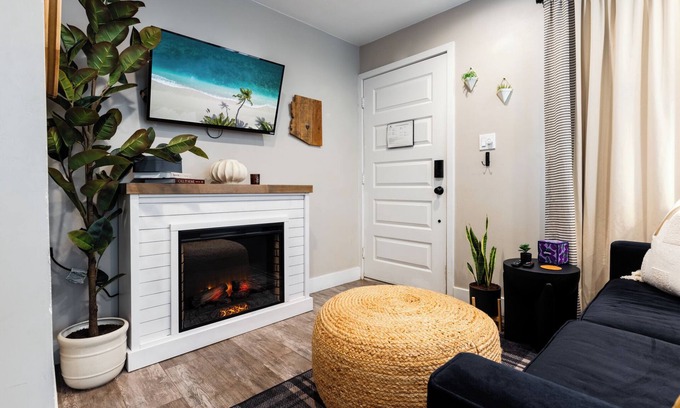 Pierson Place Historic District House | Private Casita, patio, walk to dining/rail to dwtn