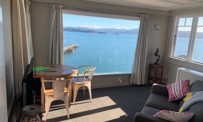 Lowry Bay Apartment | Private & cosy 1 bedroom. Amazing sea views, 1 minute away from the beach.