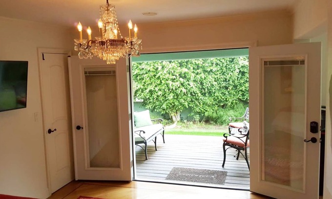 North of Montana House | PRIVATE COTTAGE BY THE SEA nin the Most Prestigious Part of Santa Monica.